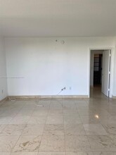 19501 W Country Club Dr, Unit 2203 in Aventura, FL - Building Photo - Building Photo