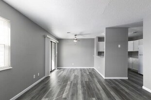 103 Sandstone Ct, Unit 103 in Hillsboro, MO - Building Photo