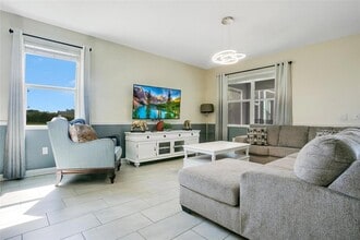8800 Interlocking Ct in Four Corners, FL - Foto de edificio - Building Photo
