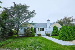 53 Far Pond Rd in Southampton, NY - Building Photo