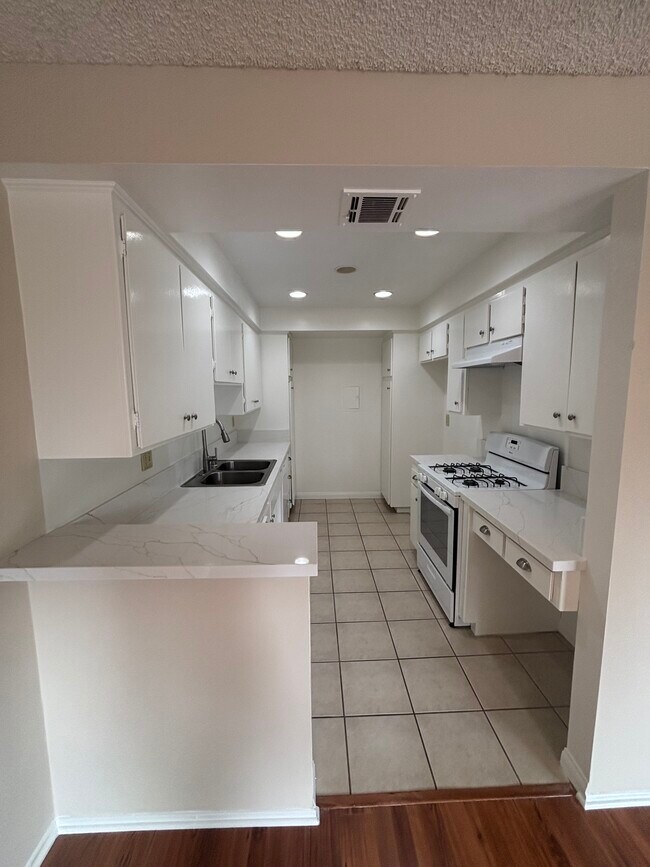 350 S Oakland in Pasadena, CA - Building Photo - Building Photo