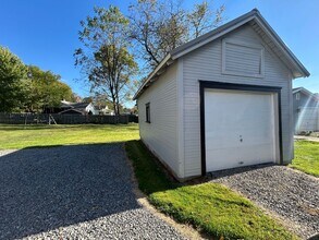 704 S Center St in Grove City, PA - Building Photo - Building Photo