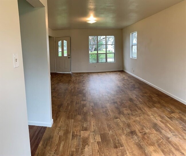 516 San Saba St in Lockhart, TX - Building Photo - Building Photo