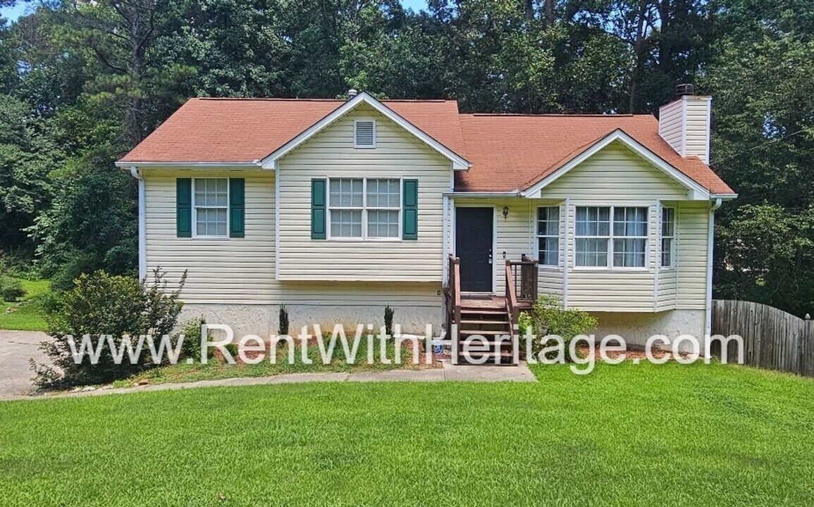 607 Senator Rd in Douglasville, GA - Building Photo