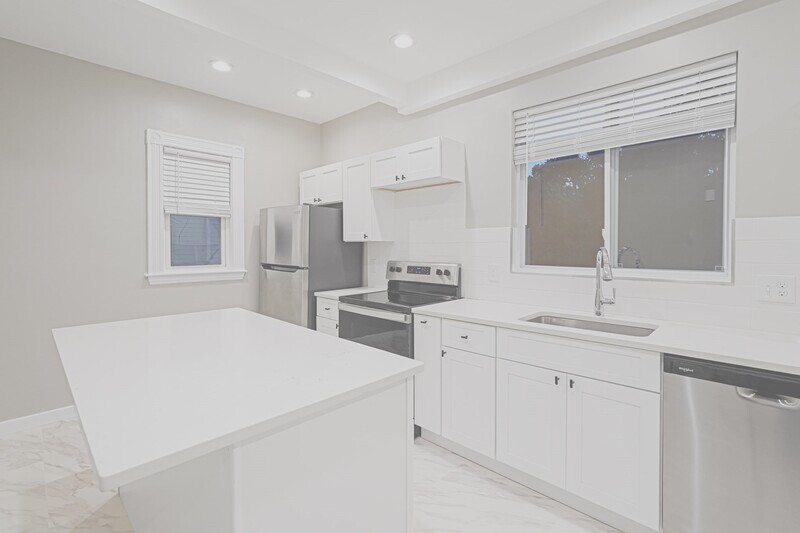 381 Adams St in Boston, MA - Building Photo