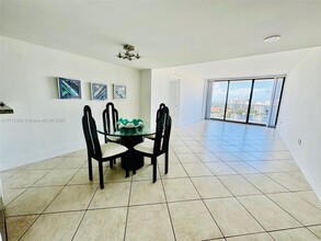 3625 N Country Club Dr in Aventura, FL - Building Photo - Building Photo