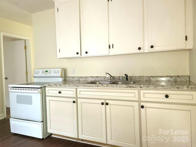 2831 Willow St in Charlotte, NC - Building Photo - Building Photo