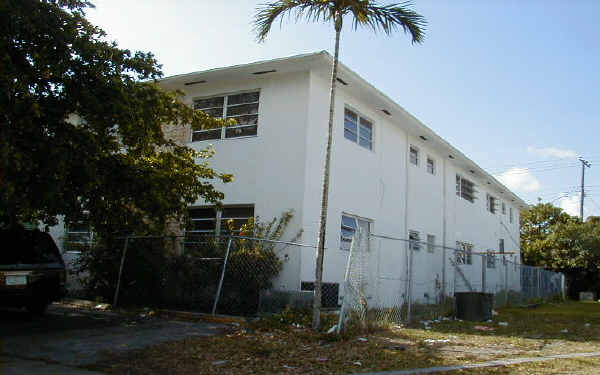 1050 NE 80th St in Miami, FL - Foto de edificio