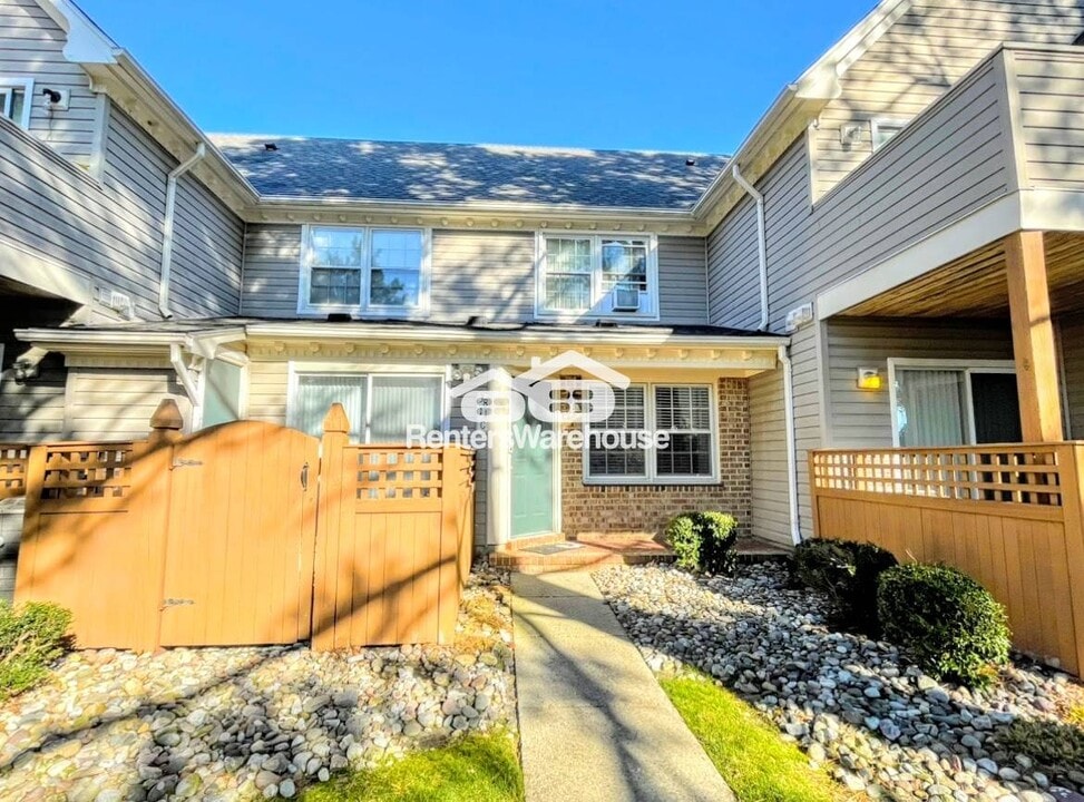 3811 Falling River Reach in Portsmouth, VA - Building Photo