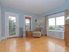 33 Chetwynd Rd, Unit 2 in Somerville, MA - Building Photo - Building Photo