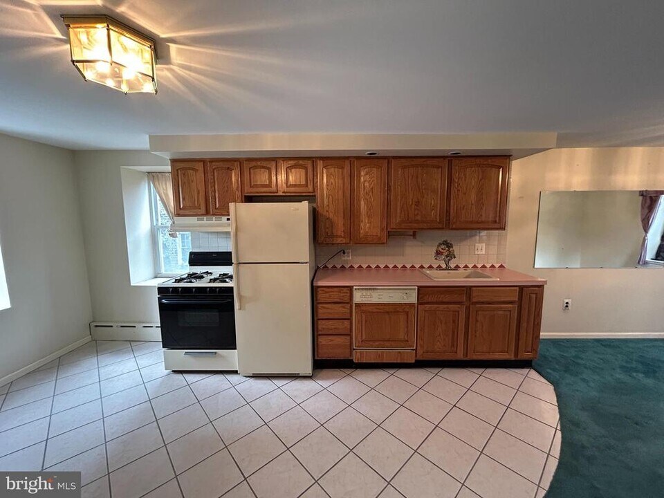 6502 Ridge Ave in Philadelphia, PA - Building Photo