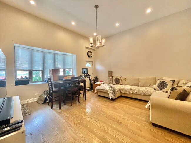 2135 W 19th St-Unit -1F in Chicago, IL - Building Photo - Building Photo