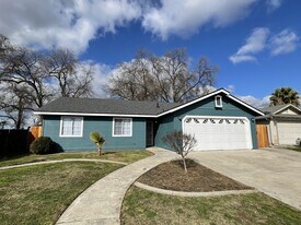 2800 E Valley Oaks Dr in Visalia, CA - Building Photo