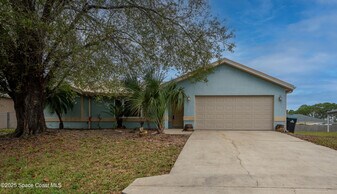 2390 Queens St SE in Palm Bay, FL - Building Photo