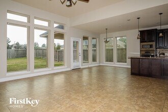 102 Logan Pass Ct in Montgomery, TX - Foto de edificio - Building Photo