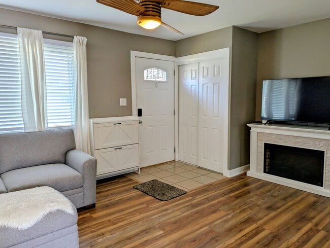 2236 Warrick St in Lake Station, IN - Foto de edificio - Building Photo