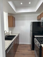 19350 Sherman Way, Unit 208 in Reseda, CA - Foto de edificio - Building Photo