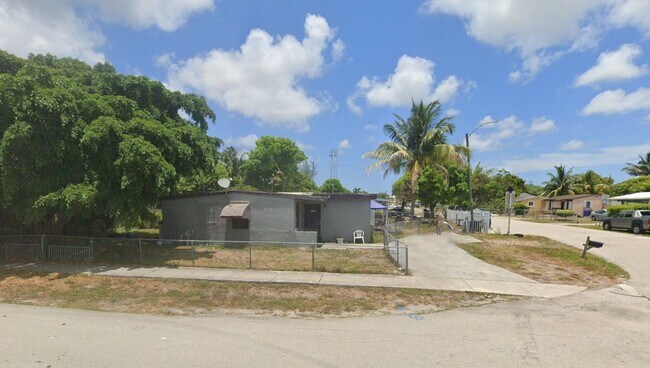 2361 NW 13th Ct in Fort Lauderdale, FL - Building Photo - Building Photo