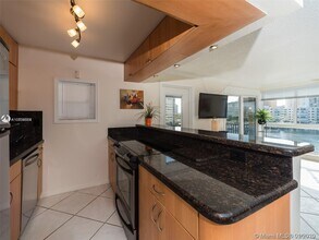 2420 Diana Dr-Unit -401 in Hallandale Beach, FL - Foto de edificio - Building Photo