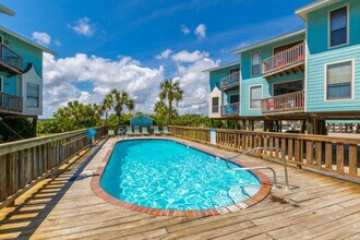 700 W Beach Blvd in Gulf Shores, AL - Foto de edificio - Building Photo