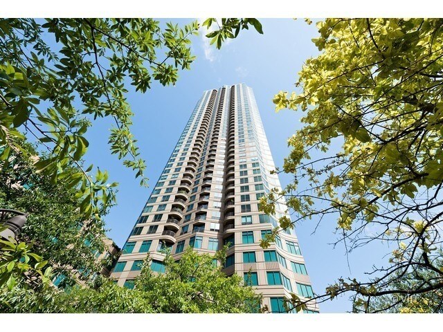 property at 400 N La Salle Dr