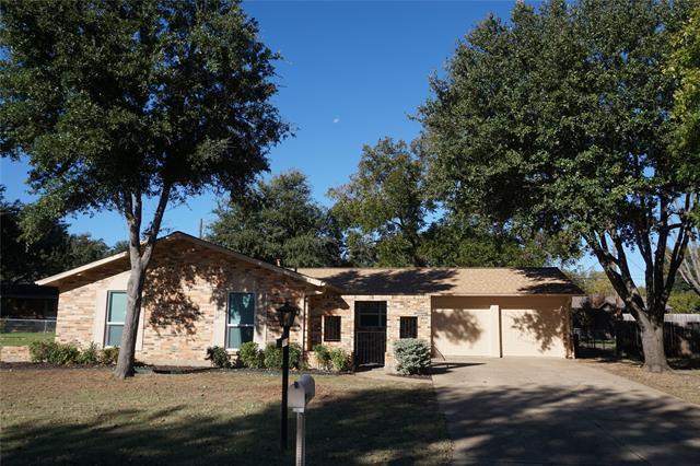 1216 Cozby St E in Benbrook, TX - Building Photo