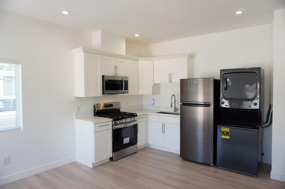 8826 Quartz Ave in Northridge, CA - Building Photo