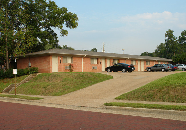 106 W Main St in Clinton, MS - Foto de edificio - Building Photo