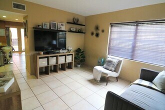 2270 W 54th Pl, Unit 2 in Hialeah, FL - Foto de edificio - Building Photo
