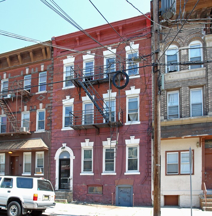 253 Walker St in Cliffside Park, NJ - Building Photo