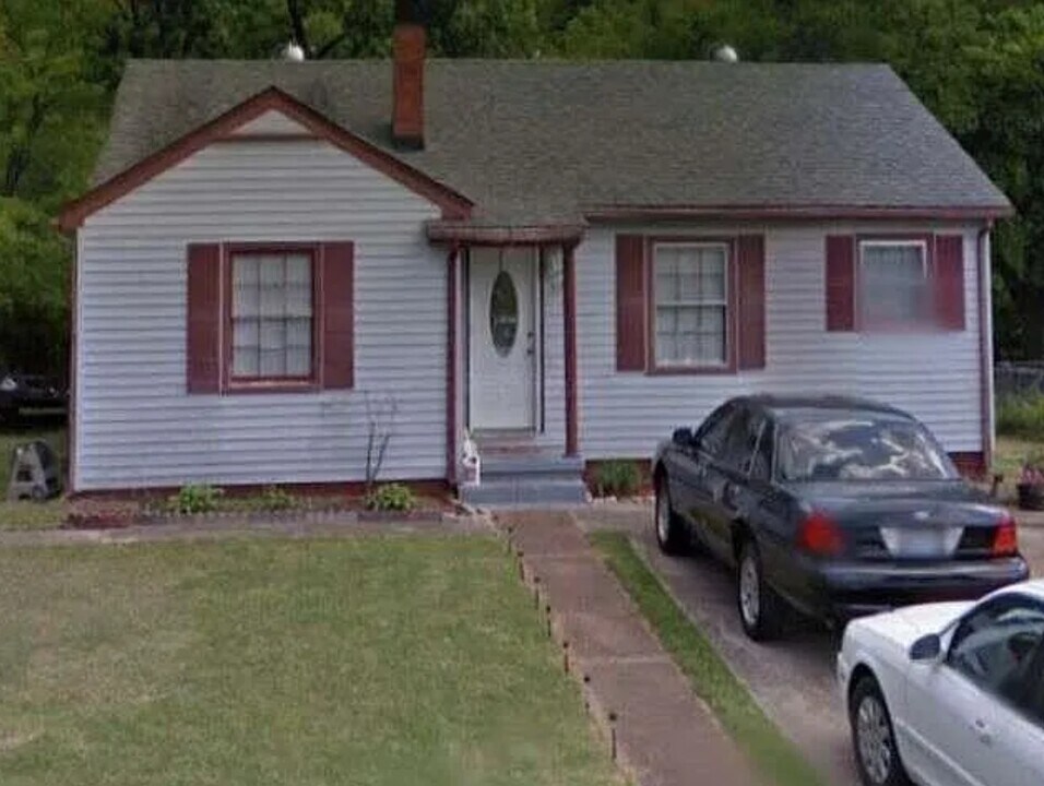 1121 Ridgeway St in Florence, AL - Foto de edificio