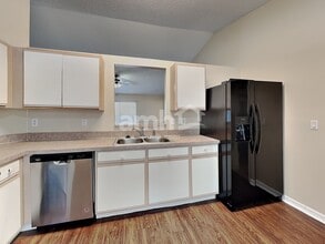 632 Delmonico St NE in Palm Bay, FL - Foto de edificio - Building Photo