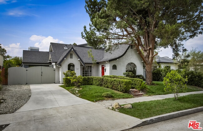 833 Burnside Ave in Los Angeles, CA - Building Photo - Building Photo