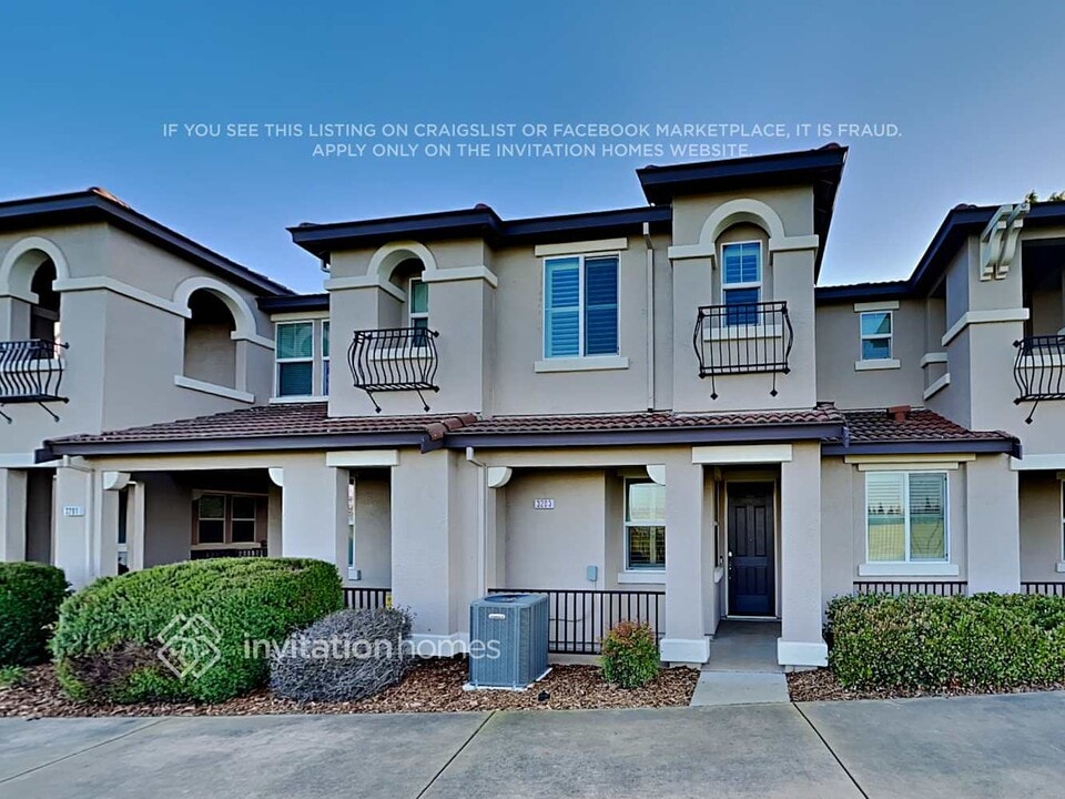 3203 Leiper Loop in Lincoln, CA - Foto de edificio