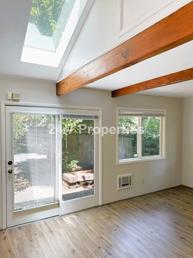 8780 SW Washington Dr in Portland, OR - Building Photo - Building Photo