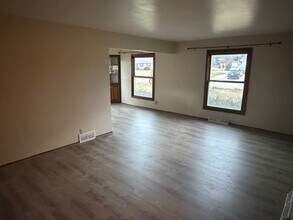 2215 De Carlin Dr in Brookfield, WI - Building Photo - Building Photo