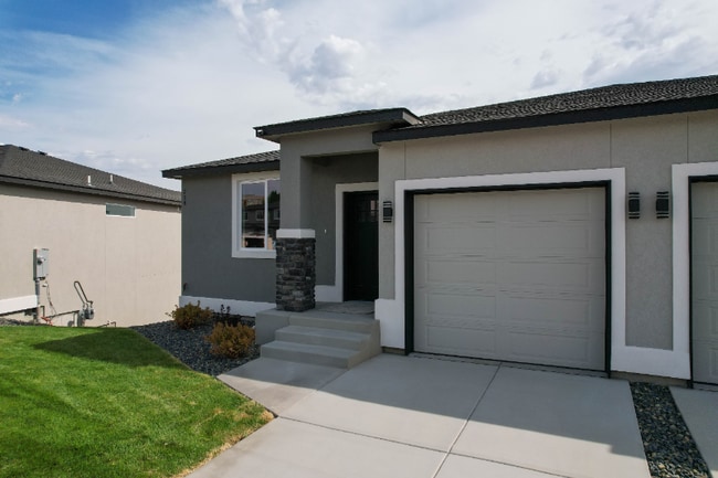 734 Rio Vis Lp in Richland, WA - Foto de edificio - Building Photo