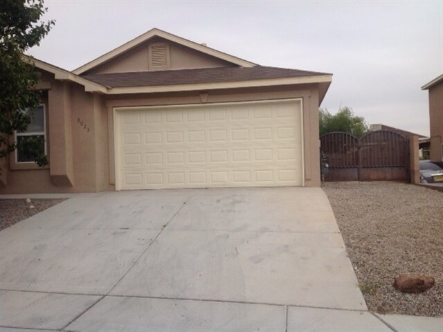 8023 Vinemont Pl NW in Albuquerque, NM - Building Photo