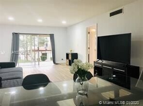 6361 N Falls Cir Dr in Lauderhill, FL - Foto de edificio - Building Photo