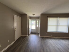 299 Brookside Pl in North Vernon, IN - Foto de edificio - Building Photo