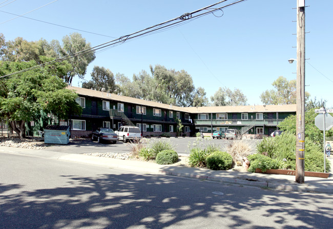 121 Las Flores Ave in Modesto, CA - Foto de edificio - Building Photo