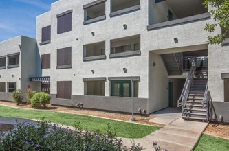 Desert Eagle in Glendale, AZ - Foto de edificio - Building Photo