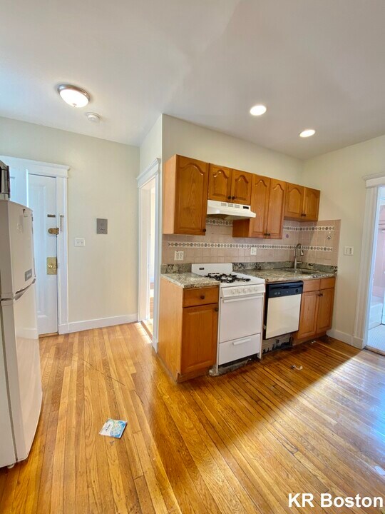 32 Queensberry St in Boston, MA - Building Photo