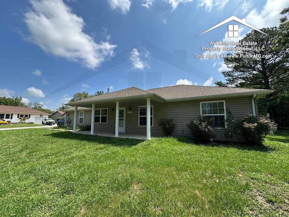 1002 Cote Sans Dessein Rd in Fulton, MO - Building Photo
