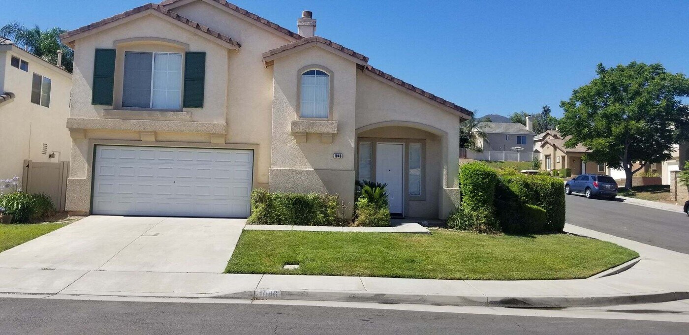 1046 Viewpointe Ln in Corona, CA - Building Photo