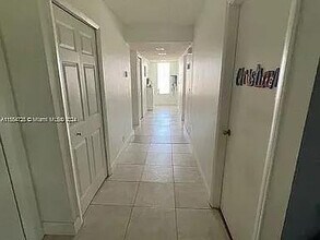 235 Lakeview Dr in Weston, FL - Building Photo - Building Photo