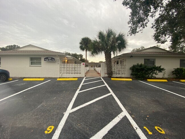 Isle of St. Croix in St. Petersburg, FL - Foto de edificio - Building Photo