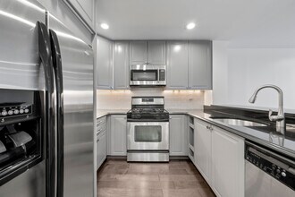 417 Ellery Ct in Edgewater, NJ - Building Photo - Building Photo