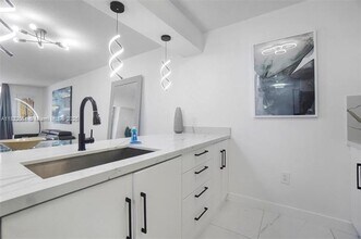 1200 Brickell Bay Dr, Unit 1907 in Miami, FL - Foto de edificio - Building Photo