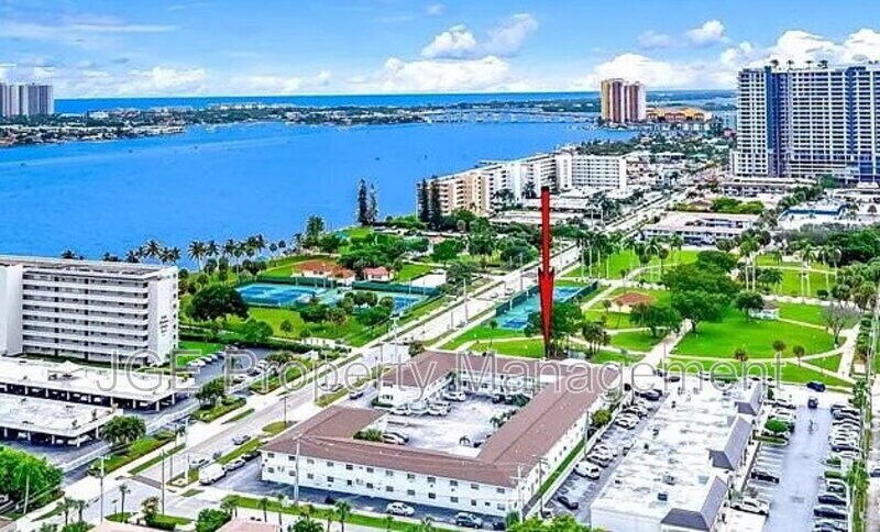 810 Lake Shore Dr in Lake Park, FL - Building Photo